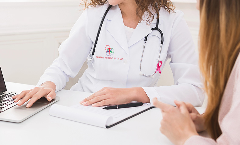 medico donna prescrive terapia a una malata oncologica