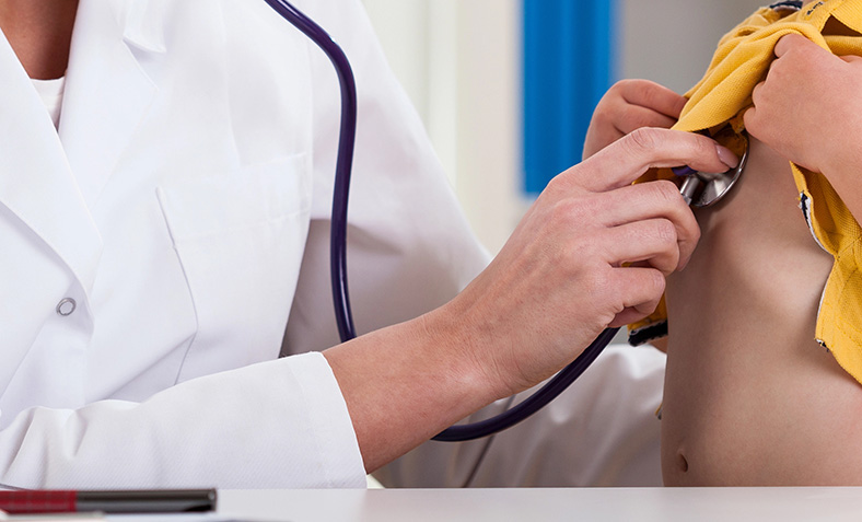 medico visita una bambina